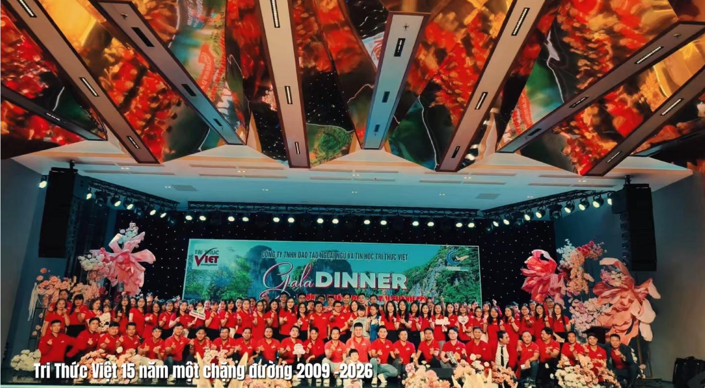 Tập thể Tri Thức Việt tại sự kiện Gala Dinner kỷ niệm chặng đường phát triển