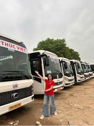 Đội xe đưa đón mang nhận diện Tri Thức Việt